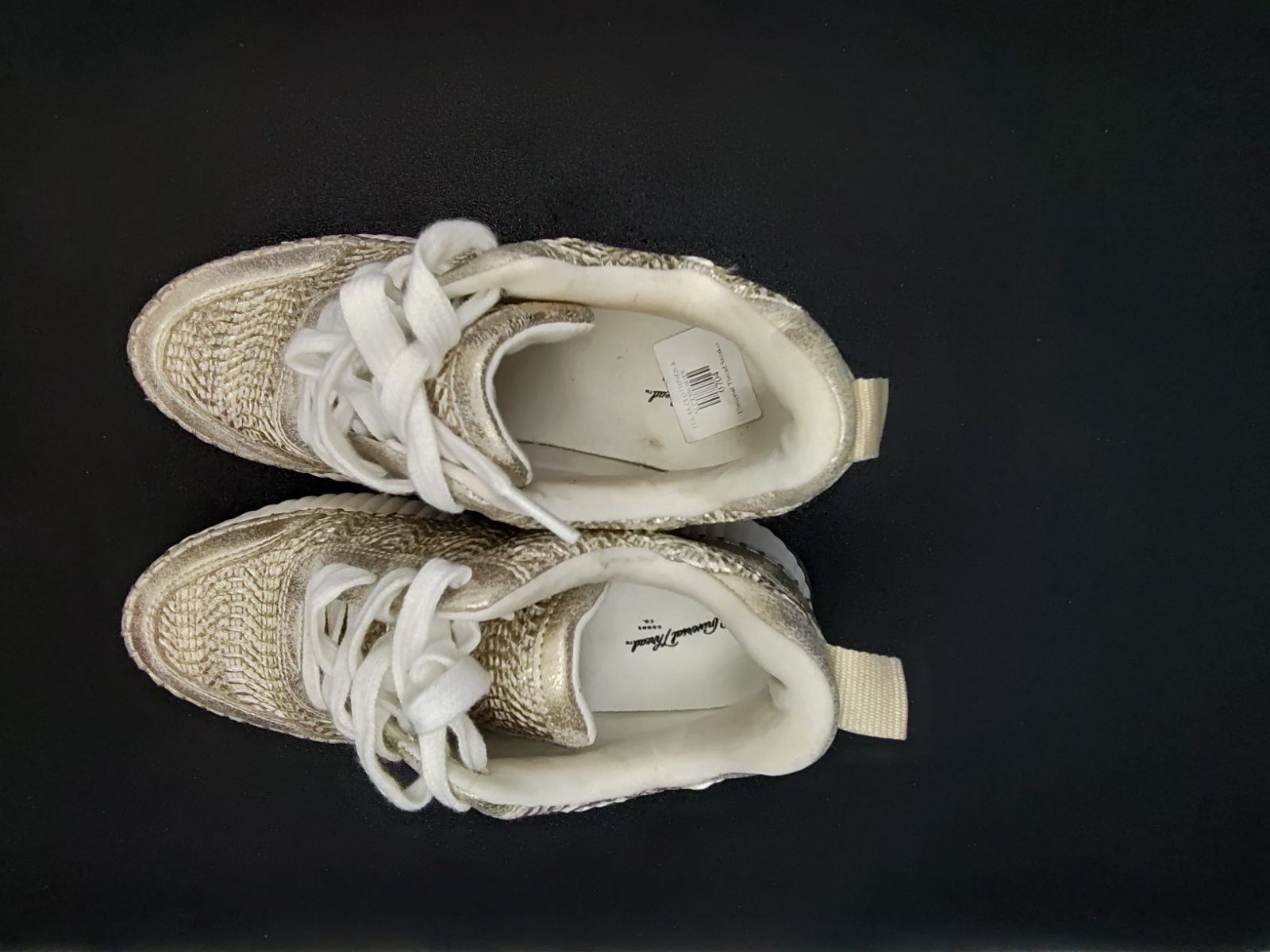 Universal thread sneakers