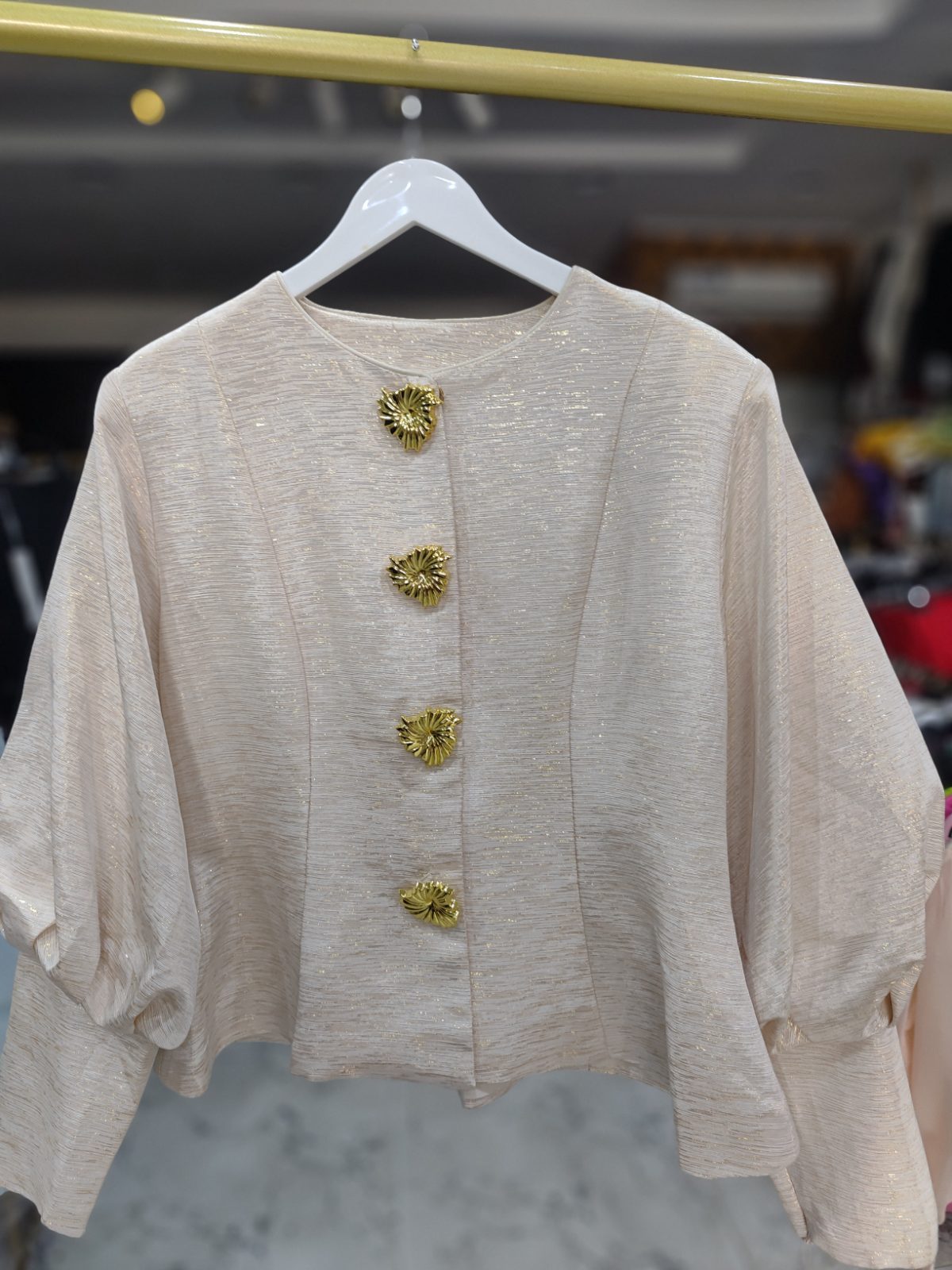 Beautiful top with bronch botton