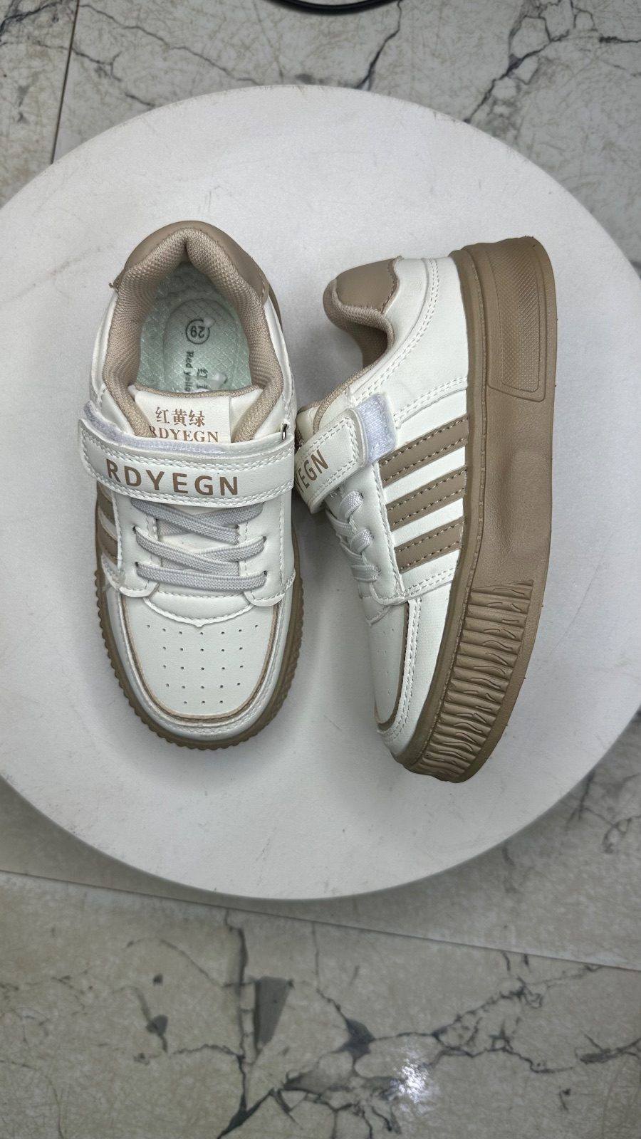 Sneakers shoe